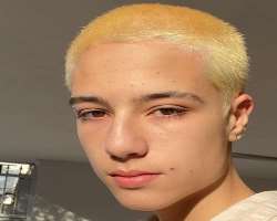 Maia often changes the color of his hair.
